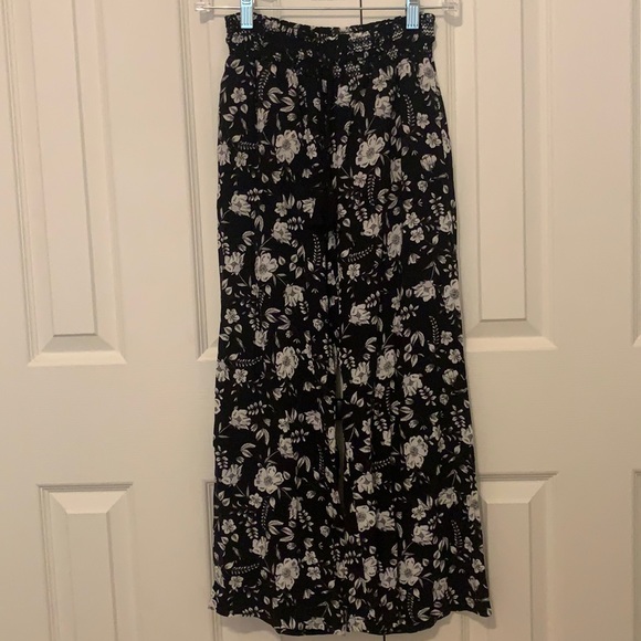 Aeropostale Pants - Aeropostale Black Floral Print Pants
